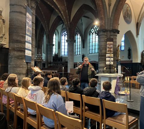 Schoolbezoek Broederschool kerk-2 