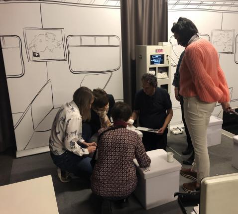 Eén van de begeleiders legt uit wat de bedoeling is van het ‘escape game’. © Patrick Verstuyft