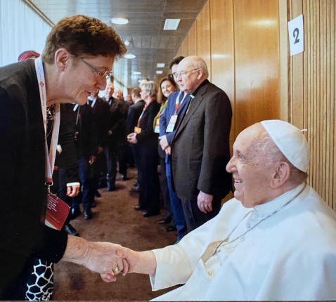 Christa Damen groet paus Franciscus. © Christa Damen
