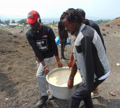 Lokale vrijwilligers doen aan voedselbedeling in de geïmproviseerde kampen. De internationale gemeenschap is haast geheel afwezig. © Marti Waals