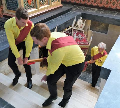 Trap naar de crypte in Sint-Hermesbasiliek © Milo Van Driessche