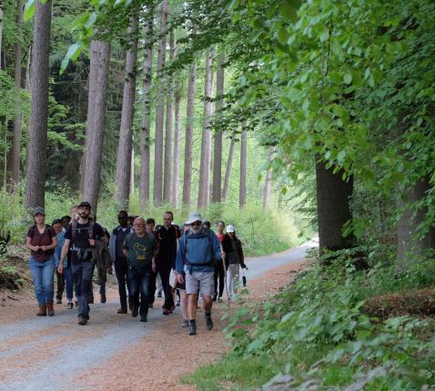 Het bos echode van gebed en gezang terwijl de groepen het Weesgegroet in vele talen deelden © Pastorale zone Leuven aan de Dijle