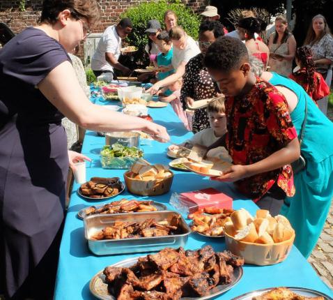 Gezellig napraten en genieten van de heerlijke BBQ en Oekraïense desserts © Pastorale zone Leuven aan de Dijle