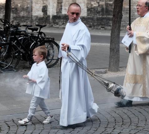 Sacramentsprocessie vanuit de St-Kwintenkerk naar de St-Pieterskerk © Pastorale zone Leuven aan de Dijle