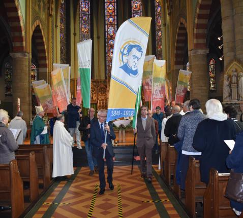 Alle geledingen van het bisdom present met vlag en wimpel © Gerard Bloemen