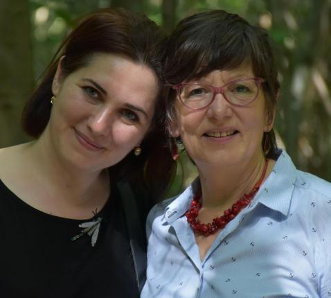 Wies samen met haar collega Risa 