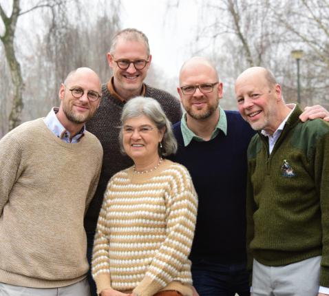 Marcel (73) en zijn drie zonen (van rechts naar links) Dries (45), Bart (47), Gert (48). Moeder Hildegonde Helsen mocht als drijvende kracht niet ontbreken op de foto. © Mia Uydens