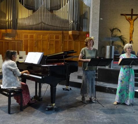 Ria Van Bortel, Brigitte Bruyndonckx zang en Nicole de Paepe aan de piano tijdens het 'Ave Maria' van Peter Benoit, 6 juli 2025 © Marjo Perry