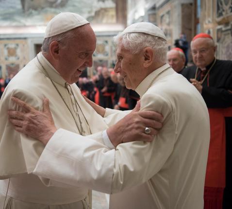 Paus Franciscus omarmt zijn voorganger bij de viering van de 65ste verjaardag van diens priesterwijding op 28 juni 2016. © rr