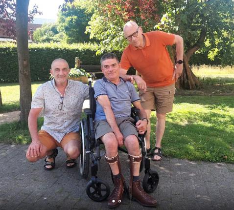 Dirk Vanduynslager (links) werd door Antoon Vandeputte (rechts) genomineerd omdat hij zich al jaren belangeloos ontfermt over Nico Debaere. 