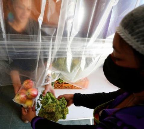 Een vrijwilliger bezorgt een voedselpakket in Valparaiso, Chili ©  VaticanNews