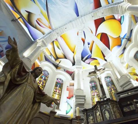 Amaury Dubois mocht het gewelf van de Sainte-Madeleinekerk in Châtelaillon-Plage onder handen nemen. © Amaury Dubois