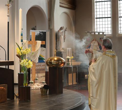 Bewieroking van het altaar en het kruis 