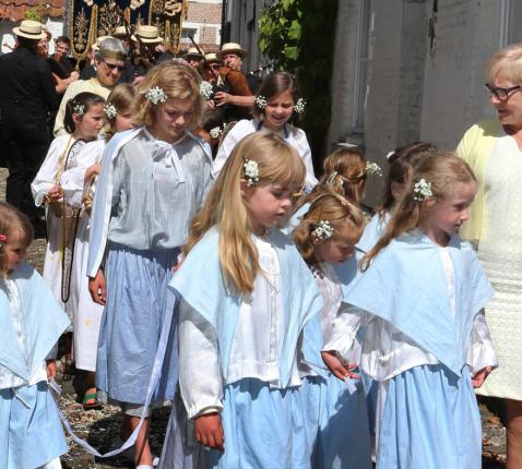 Mariale kinderprocessie in het begijnhof 