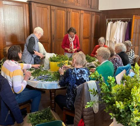 De werkgroep 'Palmtakjes aan een kaartje nieten' 