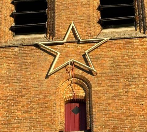 De Sint-Amanduskerk in Beernem is klaar voor Kerst 