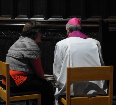 Tijdens een jongerenviering met IJD-Jongerenpastoraal Vlaanderen vindt een verzoeningsgesprek plaats. © IJD