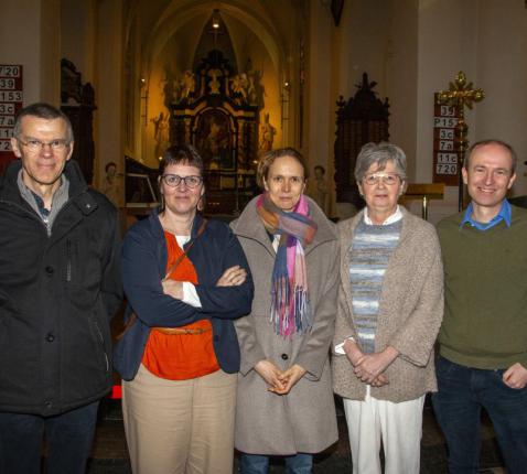 Op de foto Isabel (midden) bij haar afscheid tussen pastoor Patrick, parochieassistenten Ruth Rogiers, Lucia Buys en Jan Butaye van de parochie Beveren -Zwijndrecht. 