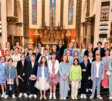 De vormelingen van de Hoge Geest, de Bron, GOM, Zandloper en andere scholen. Zij ontvingen eveneens hun H. Vormsel in de Sint-Egidiuskerk van Sint-Gillis-Waas op zaterdag 22 april. 