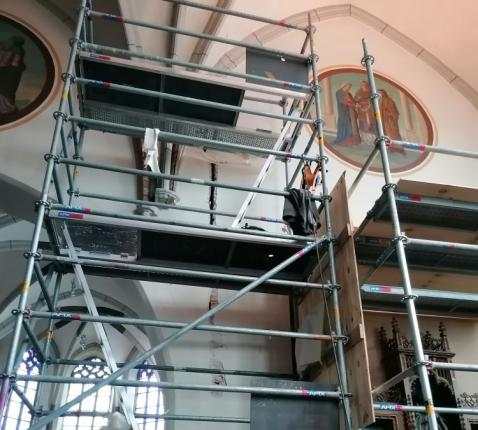 Werken aan de gewelven van de Heilig Kruiskerk in Stekene-1 