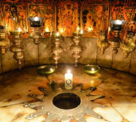 Het vredeslicht in de geboortegrot in Bethlehem  © vredeslicht.be
