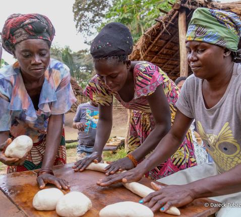 De vrouwen uit het dorp Sia in Congo bakken met de steun van Broederlijk Delen voortaan zelf brood. © Broederlijk Delen