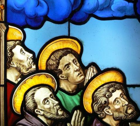 “Wat staan jullie toch naar de hemel te staren?” (detail uit glasraam Sint-Gertrudiskerk Machelen). 