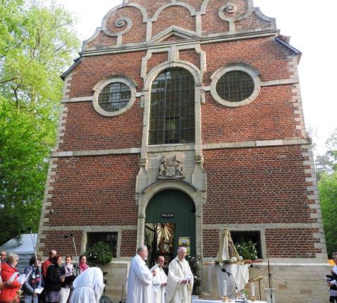 Mgr. Van Looy gaat voor in de 1 meiviering aan de kapel van Steenbergen © Hugo Hollé