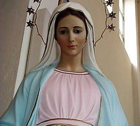 Dit is het beeld van Maria. Aan de franciscaanse pater Janko Bubalo legden de zieners uit hoe Maria eruitziet. Het beeld beantwoordt aan hun beschrijving. © Jules Albrechts