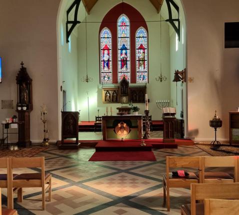Sedert kort hangen er in de kerk van Haasrode twee schermen waarop de teksten en gezangen van de eucharistieviering kunnen worden gevolgd. © Hugo Hollé