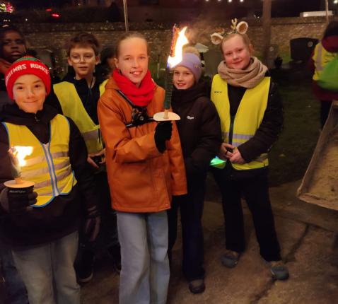 Fakkeltocht vormelingen Sint-Corneliusparochie Ninove - 19-12-2025 © Myriam Torrekens