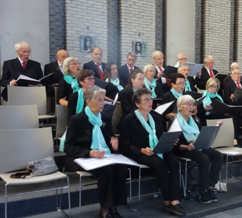 Het Koninklijk Familiakoor Elsdonk uit Edegem luistert de concertmis op Maria-Lichtmis op. © Marjo Perry