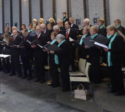 Het Koninklijk Familiakoor Elsdonk uit Edegem gaf extra luister aan de concertmis van Maria-Lichtmis op, 2 februari 2025 © Marjo Perry