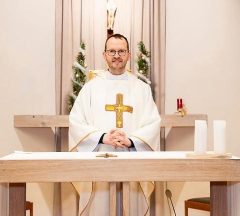 Priester Adam Hetman tijdens een viering 