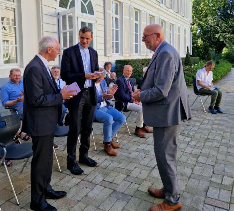 Over de geschiedenis van het paleiscomplex gaf de provincie Antwerpen een mooie en rijkelijk gedocumenteerde gids uit. De eerste exemplaren overhandigde Luk Lemmens op het persmoment aan aartsbisschop Terlinden en kardinaal De Kesel © Dienst Communicatie aartsbisdom Mechelen-Brussel