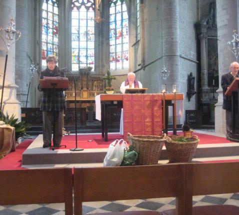 Alle kinderen en de jongeren bidden in een kring rond het altaar samen met de priester en al de aanwezigen om zegen over de kinderen en over ons allen! 