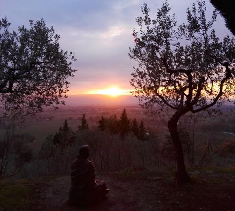 Beeld van de mediterende Franciscus aan het klooster van San Damiano in Assisi. © Babs Mertens