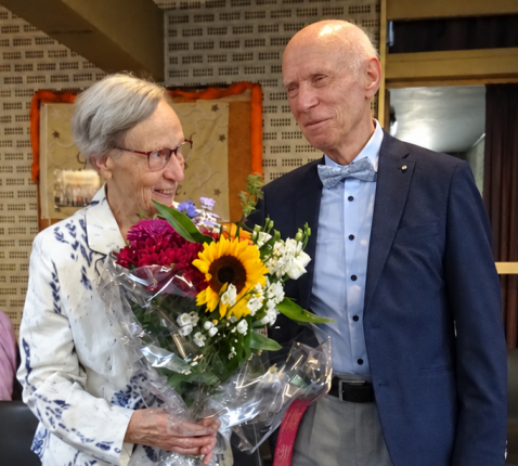 Frieda & Herman Schramme-Suetens ontvangen tijdens de eucharistieviering een feestelijk boeket ter gelegenheid van hun zestigste huwelijksverjaardag, 6 september 2026 © Marjo Perry