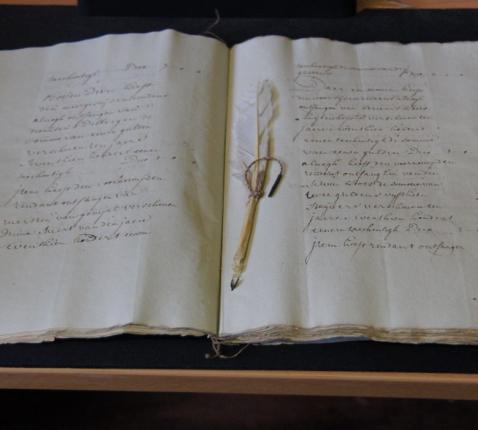 Ganzenveer als schrijfpen gevonden tussen archiefstuk; we waanden ons plots een paar honderd jaar terug in de tijd. © Jef Verdonck