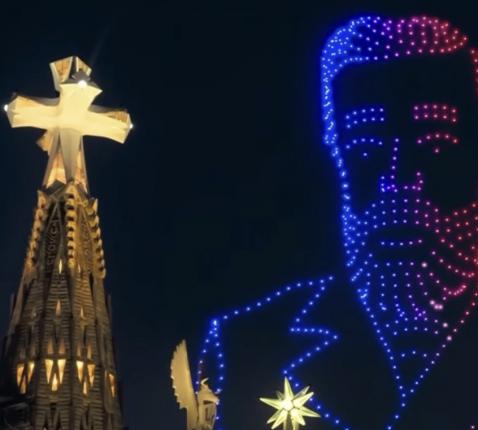 Lichtgevende drones tekenden een reusachtig portret van Gaudi aan de hemel. © Vatican News