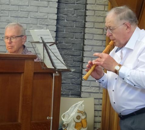 Gilbert Schyvens, blokfluit en Erwin Van Bogaert op het orgel zorgden voor een muzikaal samenspel tijdens de concertmis van zondag 3 augustus 2025 © Marjo Perry