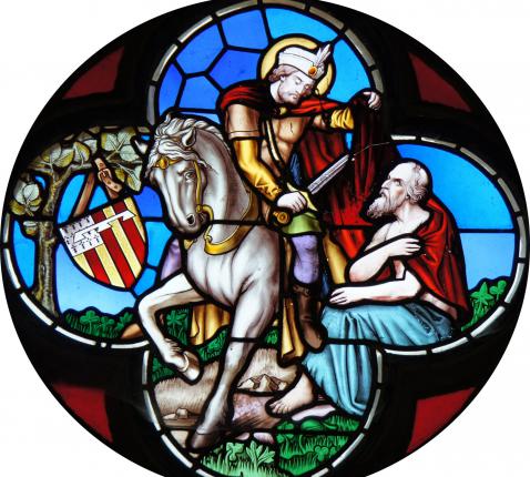 Rond glasraam aan de hoofdingang van de Sint-Martinuskerk in Retie. © Frank de Ceulaer