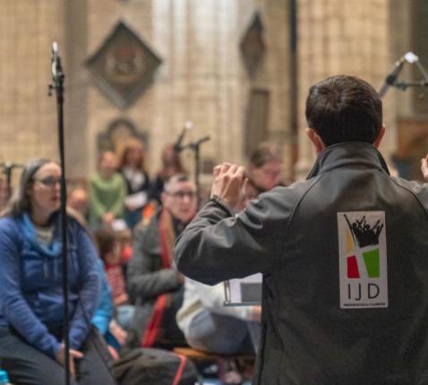 Jongeren nemen deel aan het gelegenheidskoor tijdens de Goede Vrijdagwake 