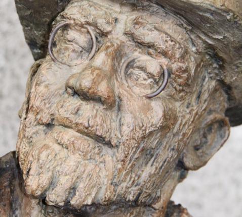detail van een beeld van pater Damiaan van Agnes Pas in de kapel van het TPC © Mia Verbanck