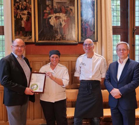Grootkeuken Grootseminarie behaalt prestigieus smiley-certificaat - vlnr: Antoon Vanhuyse (oud-directeur Grootseminarie Brugge), Sofie Duyck (kok), Wim Missiaen (regioverantwoordelijke Brugge), Johan De Witte-Vroman (huidig directeur Grootseminarie) © Michiel Van Mulders