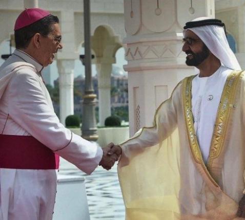 Ayuso Guixot (links) met de premier van de Verenigde Arabische Emiraten, Al Maktoum  © Vatican Media