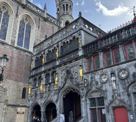 De ingang van de H. Bloedbasiliek op de Burg  ©  JVD