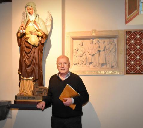 Rob Vandueren, initiator van het Christina-project, bij het beeld van de heilige Christina in de Sint-Odulphuskerk in Borgloon. © Tony Dupont