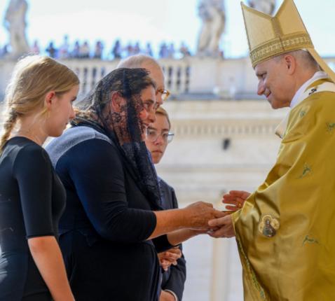 7 september 2025: paus Leo XIV begroet de ouders, broer en zus van Carlo Acutis. © KNA