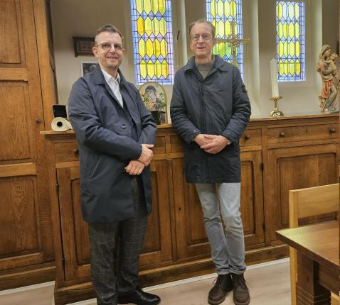 Dr. Henri Monbailliu samen met pastoor Bart na de viering in Westende © -